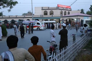 People and ambulances are seen outside the emergency area of Victoria hospital after injured victims arrived in Bahawalpur, Punjab province on May 7, 2025